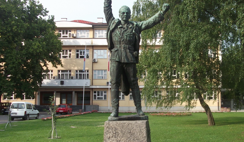 8 Spomenik Mladenu Stojanoviću