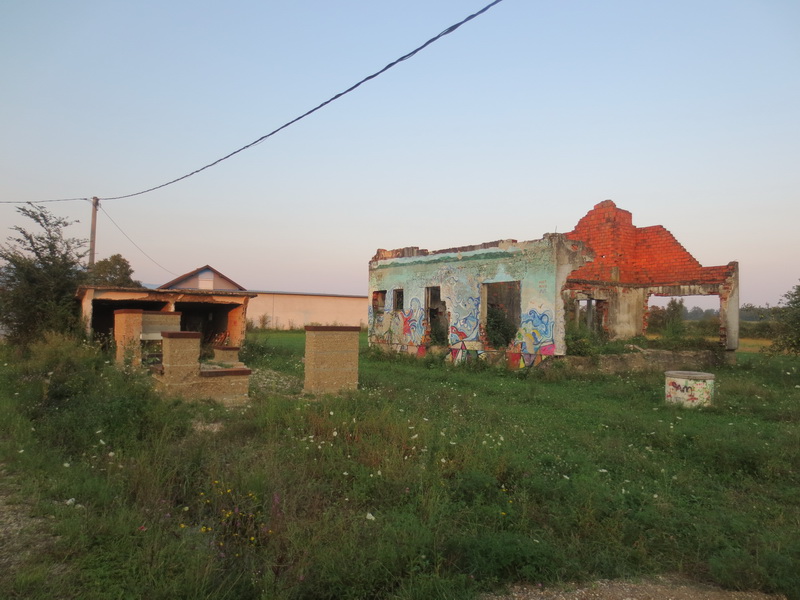 Ruševna kuća preko puta društvenog doma u Kevljanima oko koje će se graditi mirovni centarok