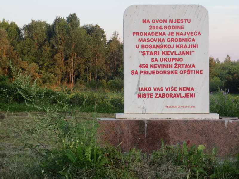 Spomen ploča na mjestu masovne grobnice u Kevljanimaok