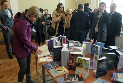 Ambasador Davenport uručio set akademskih izdanja o EU Univerzitetskoj biblioteci u Nišu