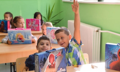 „Leoni“ donirao školi u Doljevcu školski nameštaj vredan 10.000 evra